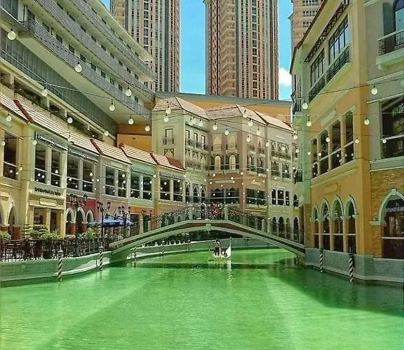 Morgan Bgc Shortwalk8 Venice Mall With View *